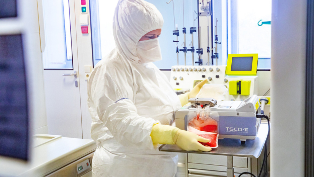 Von der Entwicklung im Labor bis zur Produktion im Reinraum: Das Institut für Zelltherapeutika bietet Forschenden Beratung und Hilfe bei der Herstellung neuer Zelltherapien. (Copyright: Karin Kaiser/MHH) Von der Entwicklung im Labor bis zur Produktion im Reinraum: Das Institut für Zelltherapeutika bietet Forschenden Beratung und Hilfe bei der Herstellung neuer Zelltherapien. (Copyright: Karin Kaiser/MHH)