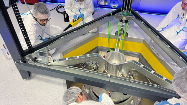 Im Reinraum: Karoline Schäffner und ihr Team schließen die Arbeiten am Kryostaten ab. (Foto: COSINUS Collaboration) / In the clean room: Karoline Schäffner and her team complete their work on the cryostat. (Photo: COSINUS Collaboration) 