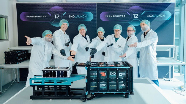Das InnoCube-Team freut sich: Der Satellit ist bereit für den Einbau im Auswurfcontainer und für die Reise zum Startplatz und schließlich in den Orbit. 