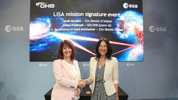 Prof. Carole Mundell, ESA-Direktorin für Wissenschaft und Chiara Pedersoli, Vorstandsvorsitzende der OHB System AG auf der Paris Airshow.während des Kick-off events für die LISA-Mission. © ESA – M. Polo / Carole Mundell, ESA’s Director of Science and Chiara Pedersoli, CEO of OHB System AG, at the Paris Airshow during the kick-off event for the LISA mission. © ESA – M. Polo 