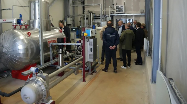 L'impianto pilota fa parte della strategia di decarbonizzazione del gruppo INNEXIS. Al Pharma & Life Science Park di Marburgo, INNEXIS persegue l'obiettivo di neutralità delle emissioni di CO2 entro il 2030 e si basa sull'espansione graduale di sistemi energetici rinnovabili e intelligenti.