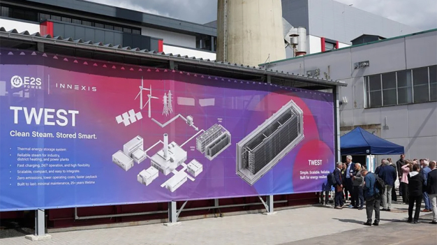 Il accumulatore di calore in grafite immagazzina energia elettrica in eccesso proveniente da energie rinnovabili sotto forma di calore e la rilascia sotto forma di vapore surriscaldato quando necessario. Con un'efficienza del 95 percento, l'impianto rappresenta una soluzione altamente efficiente per l'approvvigionamento energetico industriale. Durante la fase di test di quasi due anni, la tecnologia sarà sperimentata in diverse condizioni operative e di mercato. In caso di esito positivo, la capacità di accumulo potrà essere ampliata da 6 MWh fino a 60 MWh.