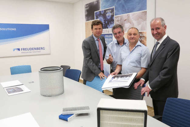 Haben das neue Filtration Science Lab eröffnet (v.l.): Dr. Andreas Kreuter, Dr. Thomas Caesar, Matthias Schilling und Dr. Jörg Sievert. / Have opened the new Filtration Science Lab (from left): Dr. Andreas Kreuter, Dr. Thomas Caesar, Matthias Schilling and Dr. Joerg Sievert.