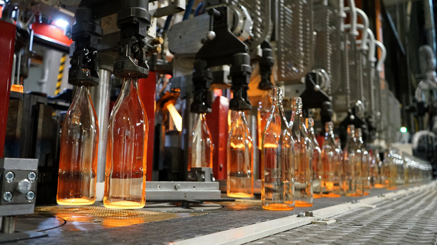 Der erste Produktionslauf nach dem Austausch der Schmelzwanne gegen eine hochmoderne Oxy-Hybrid-Schmelzwanne. / The first production run after replacing the melting furnace with a state-of-the-art oxy-hybrid melting furnace. 