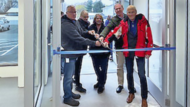 Das Einweihungsteam zerschneidet das Band: vlnr Mitchell Stein, Senior Plant Director, Katrine Petersen, Quality Manager; Sherry Newsome, Production Manager; Niels Düring, Global Executive Vice President; Tony Haba, President / The inauguration team cutting the ribbon: Mitchell Stein, Senior Plant Director, Katrine Petersen, Quality Manager; Sherry Newsome, Production Manager; Niels Düring, Global Executive Vice President; Tony Haba, President 