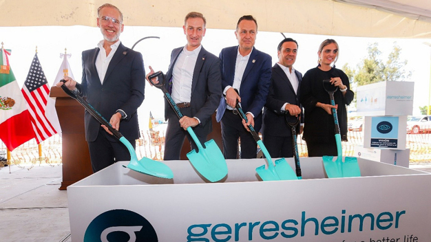 V.l.n.r.: Marco Antonio Del Prete Tercero (Staatssekretär für nachhaltige Entwicklung des Staates Querétaro), Dietmar Siemssen (CEO Gerresheimer AG), Mauricio Kuri González (Gouverneur des Staates Querétaro), Luis Nava Guerrero (Bürgermeister der Stadt Querétaro), Tania Palacios Kuri (Sekretärin für nachhaltige Entwicklung der Stadt Querétaro) / From left to right: Marco Antonio Del Prete Tercero (Secretary of Sustainable Development of Querétaro state), Dietmar Siemssen (CEO Gerresheimer AG), Mauricio Kuri González (Governor of Querétaro state), Luis Nava Guerrero (Mayor of Querétaro city), Tania Palacios Kuri (Secretary of Sustainable Development of Querétaro city) V.l.n.r.: Marco Antonio Del Prete Tercero (Staatssekretär für nachhaltige Entwicklung des Staates Querétaro), Dietmar Siemssen (CEO Gerresheimer AG), Mauricio Kuri González (Gouverneur des Staates Querétaro), Luis Nava Guerrero (Bürgermeister der Stadt Querétaro), Tania Palacios Kuri (Sekretärin für nachhaltige Entwicklung der Stadt Querétaro) / From left to right: Marco Antonio Del Prete Tercero (Secretary of Sustainable Development of Querétaro state), Dietmar Siemssen (CEO Gerresheimer AG), Mauricio Kuri González (Governor of Querétaro state), Luis Nava Guerrero (Mayor of Querétaro city), Tania Palacios Kuri (Secretary of Sustainable Development of Querétaro city)