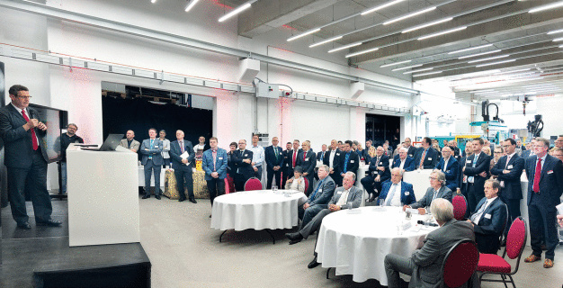 Torsten Urban, Projekt- und Bereichsleiter der Aus- und Weiterbildung am Kunststoff-Institut Lüdenscheid bei seinem Vortrag während der Eröffnung des neuen Polymer Training Centre.