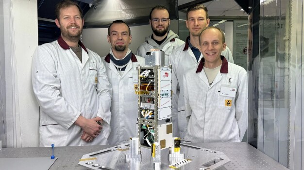 Das QUICK³-Flugmuster im Integrationslabor am Fachgebiet Raumfahrttechnik mit dem Entwicklungsteam der Technischen Universität Berlin. 