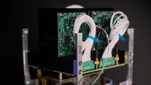Der Kleinsatellit QUICK³ dient als Technologiedemonstrator für Komponenten eines zukünftigen Quantensatellitensystems. 