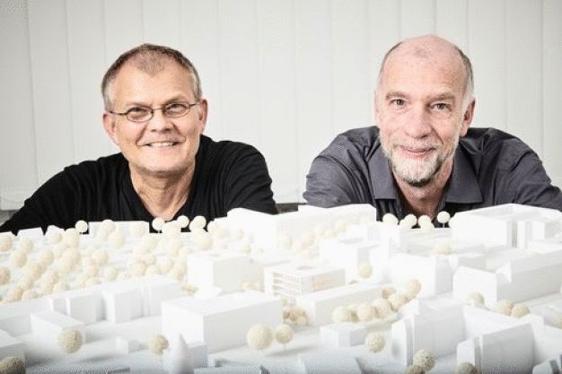 Prof. Lauster (links, TU Berlin) und Prof. Thiel (Charité) präsentieren das Architekturmodell des Forschungsneubaus, der auf dem Campus Virchow stattfinden soll. (© TU Berlin/PR/Philipp Arnoldt)