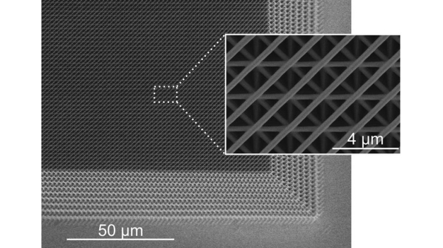 Per Feldemissions-Raster-Elektronenmikroskopie wird die chirale, Holzstapel-artige Strukur der photonischen Kristalle sichtbar, die die Forscher mittels Zwei-Photonen-Polymerisation hergestellt und für ihre Untersuchungen verwendet haben. (Quelle: C. Jörg) 