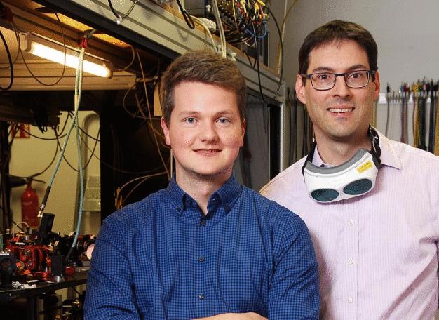 Professor Widera (rechts) und Felix Schmidt erforschen Quantensysteme. (Foto: Koziel/TUK) 