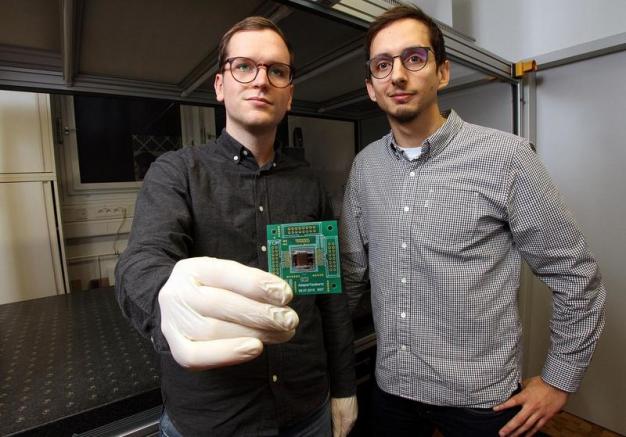 Die Forscher arbeiten daran, ihren Mikrospiegel-Modulator für die Materialuntersuchung zu optimieren.
(Foto: Koziel/TUK) Die Forscher arbeiten daran, ihren Mikrospiegel-Modulator für die Materialuntersuchung zu optimieren.
(Foto: Koziel/TUK)