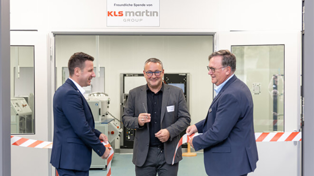 (van links): Adem Aksu (KLS Martin), Prof. Dr. Volker Bucher (Hoogleraar aan het Instituut voor Mikrosysteemtechniek) en Frank Reinauer (KLS Martin)