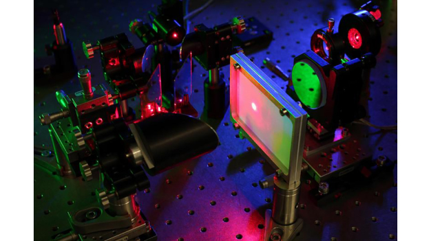 Experimenteller Aufbau zur quantenoptischen Schichtdickenmessung im Terahertz-Spektralbereich durch Messen sichtbarer Photonen. (Foto: Fraunhofer ITWM)