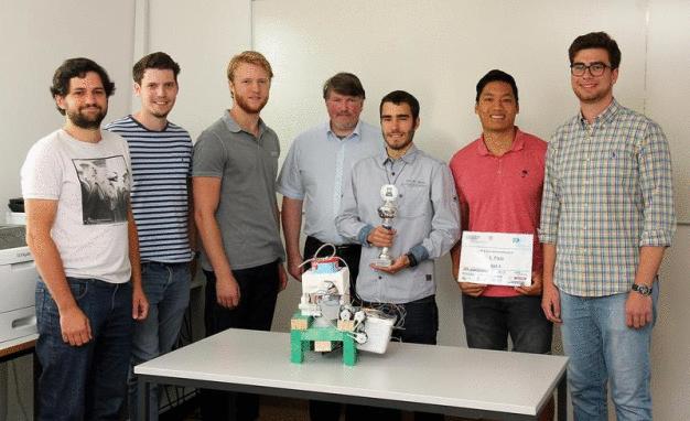 Sie freuen sich über den ersten Platz (v.l.n.r.): Jakob Walther (wiss. Mitarbeiter BioVT, Teambetreuer), Jens Christmann (wiss. Mitarbeiter BioVT, Teambetreuer), Tobias Melchior (Student BCI), Roland Ulber (Leitung Lehrgebiet BioVT), Wolfang Laudensack (Student BCI), William Ly (Student BCI), Patrick Schiller (Student BCI). (Foto: Koziel/TUK)