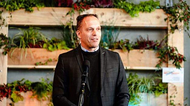 Dr. Hans-Willem van Vliet, CEO der Sanner Gruppe, beim Richtfest am 19. Oktober 2023. / Dr. Hans-Willem van Vliet, CEO of the Sanner Group, at the topping out ceremony on October 19, 2023.