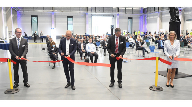 Eröffnen gemeinsam das neue Innovationszentrum von Schunk: Regierungspräsident Dr. Christoph Ullrich, Wirtschaftsminister Tarek Al-Wazir, Dr. Arno Roth und Landrätin Anita Schneider. / Opening the Innovation Center together: District President Dr. Christoph Ullrich, Minister of Economics Tarek Al-Wazir, Dr. Arno Roth and District Administrator Anita Schneider (from left).