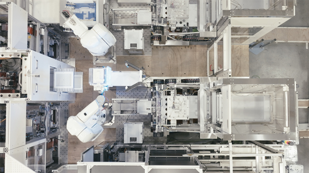 Der Blick von oben auf die Anlage unterstreicht das platzsparende Layout. (Copyright: Stäubli Tec-Systems GmbH Robotics)