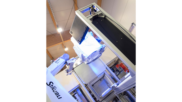 Der Roboter präsentiert die verpackte Box einem Bildverarbeitungssystem für die Qualitätskontrolle. (Copyright: Stäubli Tec-Systems GmbH Robotics)