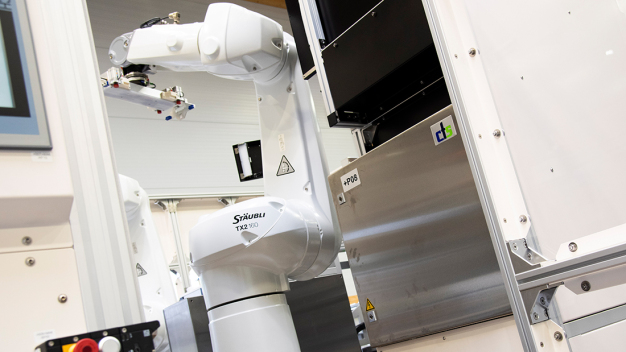 Die Roboter sind mit Spezialgreifern ausgestattet, dank derer eine Vielzahl an FOSB-Formaten ohne Umrüstvorgänge gehandhabt werden können. (Copyright: Stäubli Tec-Systems GmbH Robotics)