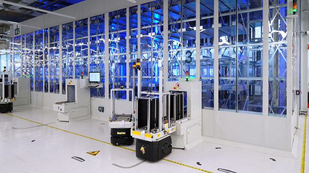 cts Smart Warehouse: Die Ein- und Auslagerung kann sowohl manuell als auch automatisch durch AMRs erfolgen. Die gemischte Einlagerung kombiniert Leiterplatten und Verbrauchsmaterialien platzsparend an einem Ort. (Copyright: cts)