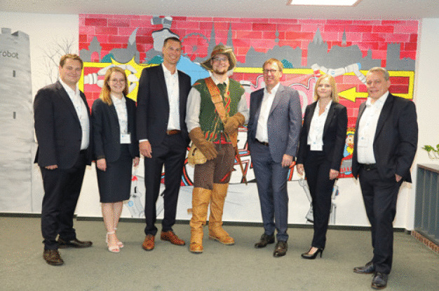 Das neue OnRobot-Team für DACH und Benelux feierte gemeinsam mit dem Soester Stadtmaskottchen Jägerken die Eröffnung der ersten deutschen Niederlassung. 