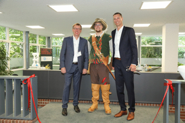 V.l.n.r.: CEO Enrico Krog Iversen, das Soester Stadtmaskottchen Jägerken und Björn Milsch, General Manager DACH & Benelux bei der Eröffnungsfeier.