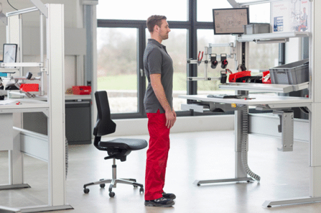 Der neue „Industry Trainer“ von Dauphin soll zu regelmäßigen Phasen der Bewegung in Form von einfachen Entlastungsübungen anregen. (Foto: Dauphin HumanDesign Group) / The new “Industry Trainer” from Dauphin is designed to encourage workers to include regular activity phases in the form of simple relaxation exercises. (Photo: Dauphin HumanDesign Group)

