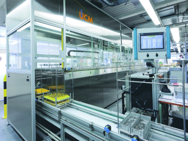 Für die Produktionsendreinigung der unterschiedlichen Teile sind 16 Programme in der Anlagensteuerung hinterlegt. / The equipment controller stores 16 different programs for final cleaning of the diverse parts. 
