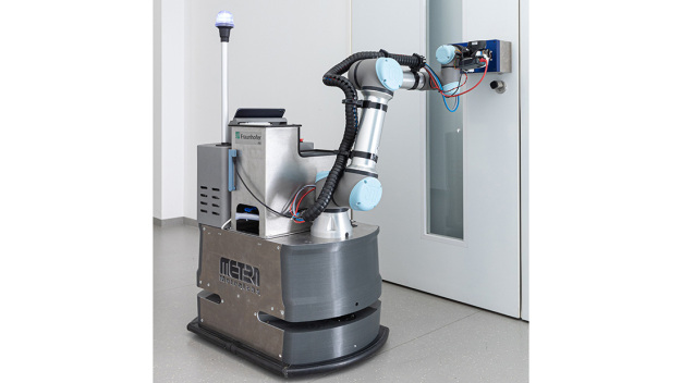 DeKonBot 2 kann mit unterschiedlichen Desinfektionswerkzeugen ausgestattet werden, hier mit einem UVC-Desinfektionswerkzeug des Fraunhofer IOSB . © Fraunhofer IPA/Foto: Rainer Bez / DeKonBot 2 can be equipped with different disinfection tools, here a UVC disinfection tool developed at Fraunhofer IOSB... © Fraunhofer IPA/Photo: Rainer Bez