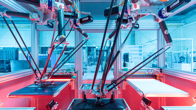 Fraunhofer IPA und Campus Schwarzwald haben eine Roboterzelle entwickelt, in der zwei Delta-Roboter in Sekundenschnelle Bipolarplatten und Membran-Elektrodeneinheiten im Wechsel zu Brennstoffzellenstacks stapeln. © Fraunhofer IPA/Foto: Rainer Bez 