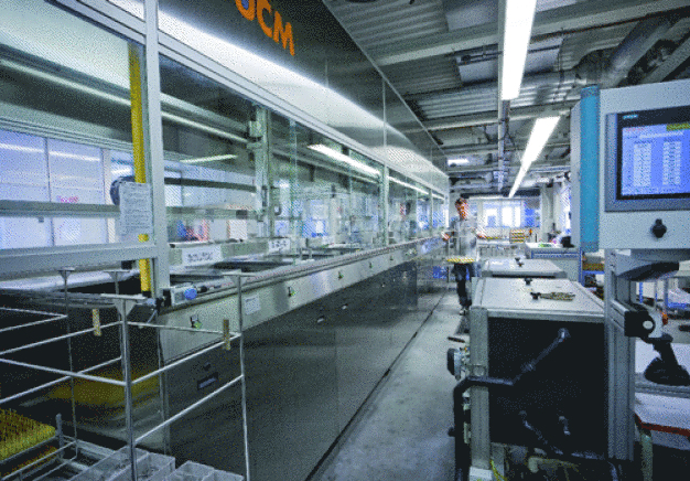 Die erste Reinigungsstufe der Ultraschallanlage für die Produktionsendreinigung ist mit drei separaten Reinigungsbecken ausgeführt. Dies ermöglicht, die Teile aus verschiedenen Werkstoffen getrennt zu reinigen. / The first stage of the ultrasonic cleaning system used for final cleaning has three separate tanks. Parts consisting of different materials can thus be cleaned separately.