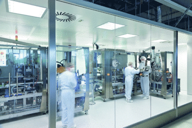 Im neuen Reinraum können jährlich bis zu 10 Millionen Instrumente für die Dental- und Humanmedizin steril verpackt werden. / The new cleanroom supports sterile packaging of up to 10 million instruments per year for use in dentistry and human medicine.  
