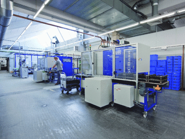 Um die Stoffströme zu trennen und Querkontaminationen zu vermeiden, sind in der Vorreinigung mehrere Lösemittelanlagen im Einsatz. / Multiple solvent-based systems are used at the pre-cleaning level in order to separate material flows and to prevent cross-contamination. 