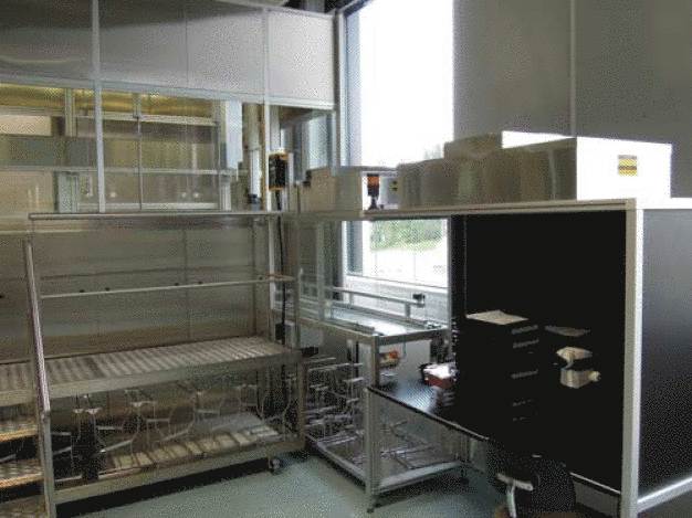 Nach der Reinigung transportiert das gekapselte und mit einer Flow-Box ausgestattete Entladeband die Optiken zu einer Kontrollstation, wo sie unter Reinraumbedingungen geprüft werden. (Bildquelle: UCM) / After the cleaning process, a fully enclosed discharge conveyor equipped with a Flow Box delivers the lenses to a quality control station where they are inspected under cleanroom conditions.
(Image source: UCM)
Nach der Reinigung transportiert das gekapselte und mit einer Flow-Box ausgestattete Entladeband die Optiken zu einer Kontrollstation, wo sie unter Reinraumbedingungen geprüft werden. (Bildquelle: UCM) / After the cleaning process, a fully enclosed discharge conveyor equipped with a Flow Box delivers the lenses to a quality control station where they are inspected under cleanroom conditions.
(Image source: UCM)