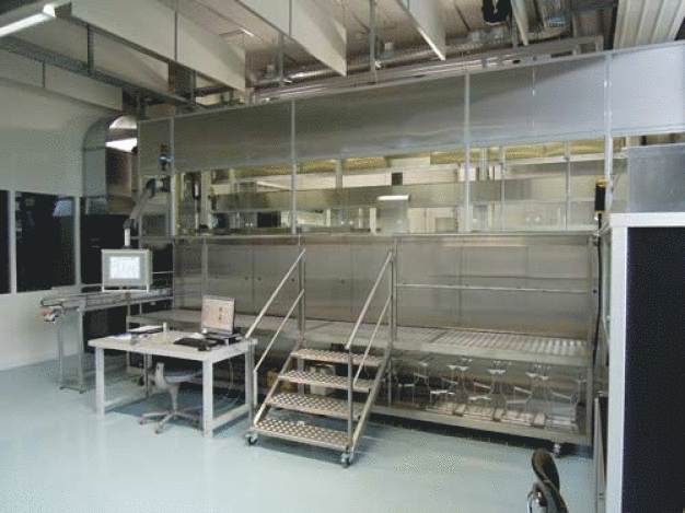 Die kompakte Anlage zur Feinstreinigung von optischen Linsen und Optiken ist komplett gekapselt und verfügt über acht Wannen. (Bildquelle: UCM) / The compact system for ultra-fine cleaning of optical parts and lenses is fully enclosed and comprises eight tanks. (Image source: UCM)
Die kompakte Anlage zur Feinstreinigung von optischen Linsen und Optiken ist komplett gekapselt und verfügt über acht Wannen. (Bildquelle: UCM) / The compact system for ultra-fine cleaning of optical parts and lenses is fully enclosed and comprises eight tanks. (Image source: UCM)