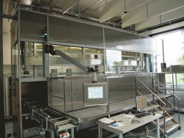 Der Durchsatz liegt bei zwölf Chargen pro Stunde. Die Eingabe der teilespezifischen Programme erfolgt mit einem Barcodeleser (Tisch). (Bildquelle: UCM) / The equipment has a throughput capacity of 12 loads per hour. Part-specific programs are selected by means of a bar code reader (table). (Image source: UCM)
Der Durchsatz liegt bei zwölf Chargen pro Stunde. Die Eingabe der teilespezifischen Programme erfolgt mit einem Barcodeleser (Tisch). (Bildquelle: UCM) / The equipment has a throughput capacity of 12 loads per hour. Part-specific programs are selected by means of a bar code reader (table). (Image source: UCM)
