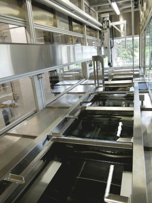 Die letzten beiden Wannen werden für die HFE-Trocknung genutzt und sind verdeckelt. Das Umsetzen der Teile erfolgt ohne Öffnen der Deckel.
(Bildquelle: UCM) / The last two tanks are reserved to HFE drying and are covered with a lid. Parts can be transferred from one tank to the other without removing the lids. (Image source: UCM)
Die letzten beiden Wannen werden für die HFE-Trocknung genutzt und sind verdeckelt. Das Umsetzen der Teile erfolgt ohne Öffnen der Deckel.
(Bildquelle: UCM) / The last two tanks are reserved to HFE drying and are covered with a lid. Parts can be transferred from one tank to the other without removing the lids. (Image source: UCM)