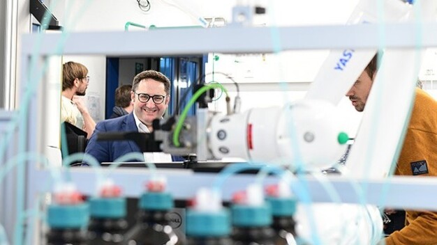 Digitalisierte Materialentwicklung und intelligente High-Tech-Fabrikation - Staatssekretär Tobias Gotthardt im Labor »Materials Acceleration Platform« des Fraunhofer ISC. © Fraunhofer ISC
