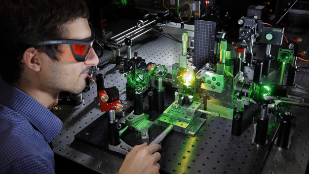Demonstrator eines Laserschwellen-Magnetometers. Die Perspektive zeigt die Kavität, in der die Verstärkung und magnetfeldabhängige stimulierte Emission gemessen wurden. © Fraunhofer IAF / Demonstrator of a laser threshold magnetometer. The perspective shows the cavity where the scientists measured the amplification and magnetic-field-dependent stimulated emission. © Fraunhofer IAF Demonstrator eines Laserschwellen-Magnetometers. Die Perspektive zeigt die Kavität, in der die Verstärkung und magnetfeldabhängige stimulierte Emission gemessen wurden. © Fraunhofer IAF / Demonstrator of a laser threshold magnetometer. The perspective shows the cavity where the scientists measured the amplification and magnetic-field-dependent stimulated emission. © Fraunhofer IAF