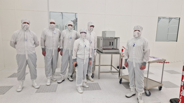 Die Experten von DIVE und dem Fraunhofer IPMS im Reinraum in Dresden. © Fraunhofer IPMS / Experts from DIVE and Fraunhofer IPMS in the cleanroom at Fraunhofer IPMS in Dresden. © Fraunhofer IPMS