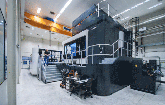 Um die Unterteile von Bogendruckmaschinen im Werk Würzburg mit einem hochfeinen Finish zu versehen, schaffte KBA 2015 ein DIXI 270-Bearbeitungszentrum des Schweizer Herstellers DMG Mori an. (Quelle: Nerling Systemräume GmbH)