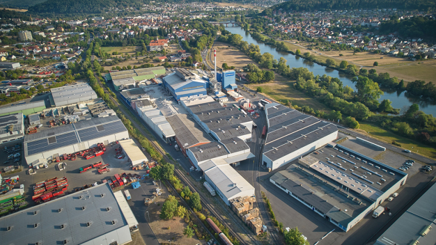 Gerresheimer investierte am Standort Lohr rund 100 Mio. Euro in ein Erweiterungs- und Modernisierungsprojekt mit einer neuen hochmoderne Schmelzwanne. / Gerresheimer invested around €100 million in an expansion and modernization project at its Lohr site, including a new state-of-the-art furnace. 