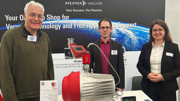 Viola Schäfer, Marktmanagerin R&D bei Pfeiffer Vacuum (rechts) begrüßte Professor Aulenbacher (links) und Dr. Keckert (Mitte) am Stand von Pfeiffer Vacuum auf der DPG-Tagung. / Viola Schäfer, Pfeiffer Vacuum Market Manager R&D (right) welcomes Professor Aulenbacher (left) and Dr. Keckert (center) to the Pfeiffer Vacuum booth at the DPG conference.