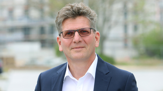 Dr. rer. nat. Jörg Rathenow ist Gründer und Geschäftsführer der SINNOTEC Innovation Consulting GmbH in Wiesbaden (www.sinnotec.eu). Der forschungsbegeisterte Chemiker und passionierte Bautenschützer zählt zu den renommiertesten Experten in Europa, wenn es um Anwendungen der Silikat-Technologie und die Entwicklung mineralischer Betonschutzprodukte geht. (Foto: Sandra Hauer, www.nahdran.com) Dr. rer. nat. Jörg Rathenow ist Gründer und Geschäftsführer der SINNOTEC Innovation Consulting GmbH in Wiesbaden (www.sinnotec.eu). Der forschungsbegeisterte Chemiker und passionierte Bautenschützer zählt zu den renommiertesten Experten in Europa, wenn es um Anwendungen der Silikat-Technologie und die Entwicklung mineralischer Betonschutzprodukte geht. (Foto: Sandra Hauer, www.nahdran.com)