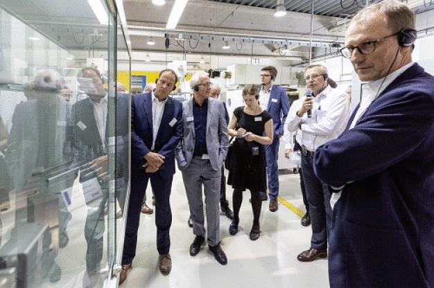 Gespräch an der Station „Elektrische Komponenten“ bei der Führung durch das GTC-Zentrallabor. Thema ist ein Ionizer-Test mittels Charge Plate.