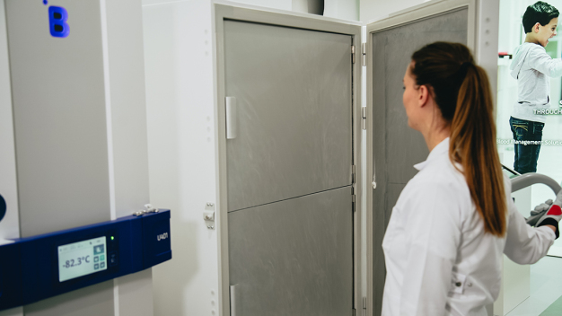 Viele medizinische Kühllösungen von B Medical Systems sind sehr energiesparsam. Zum Beispiel hat der Ultratiefkühlschrank U901 im Bild noch Zwischentüren, die zusätzlich zur Außentür und Isolierung die kalte Luft im Inneren halten. (Bildquelle: B Medical Systems)