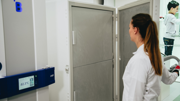 Viele medizinische Kühllösungen von B Medical Systems sind sehr energiesparsam. Zum Beispiel hat der Ultratiefkühlschrank U901 im Bild noch Zwischentüren, die zusätzlich zur Außentür und Isolierung die kalte Luft im Inneren halten. (Bildquelle: B Medical Systems) Viele medizinische Kühllösungen von B Medical Systems sind sehr energiesparsam. Zum Beispiel hat der Ultratiefkühlschrank U901 im Bild noch Zwischentüren, die zusätzlich zur Außentür und Isolierung die kalte Luft im Inneren halten. (Bildquelle: B Medical Systems)