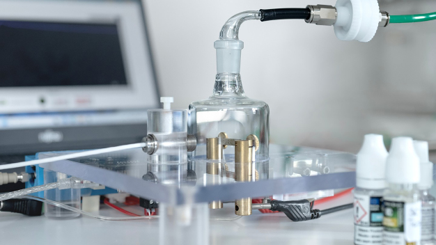 Mit dem patentierten EVape-Prototyp können die Forschenden am Fraunhofer ITEM E-Liquids kontrolliert verdampfen, um die entstehenden Emissionen zu analysieren und anschließend genau toxikologisch zu bewerten. © Fraunhofer ITEM, Ralf Mohr / Researchers at Fraunhofer ITEM can use the patented EVape prototype to vaporize e-liquids under controlled conditions in order to analyze the emissions generated during the process and then conduct a detailed toxicological assessment. © Fraunhofer ITEM, Ralf Mohr Mit dem patentierten EVape-Prototyp können die Forschenden am Fraunhofer ITEM E-Liquids kontrolliert verdampfen, um die entstehenden Emissionen zu analysieren und anschließend genau toxikologisch zu bewerten. © Fraunhofer ITEM, Ralf Mohr / Researchers at Fraunhofer ITEM can use the patented EVape prototype to vaporize e-liquids under controlled conditions in order to analyze the emissions generated during the process and then conduct a detailed toxicological assessment. © Fraunhofer ITEM, Ralf Mohr